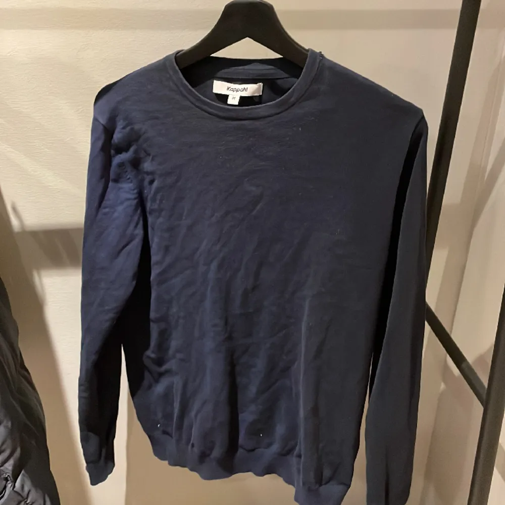 Säljer min Kappahl tröja storlek m Mörkblå Har ett litet hål vi skatten men man märker inte vid användning. Annars bra skick. Tröjor & Koftor.
