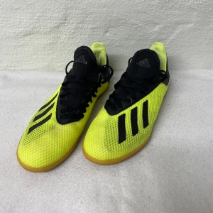 Adidas skor - Adidas inomhus skor i storlek 38 2/3