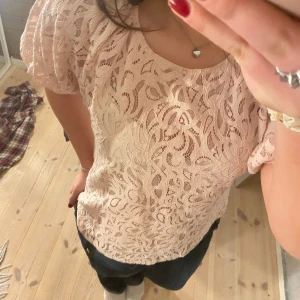 Stockh lm topp - Jätte söt sommar blus/topp! Använd fåtal gånger så den är fortfarande i bra skick💗skriv om ni har frågor!