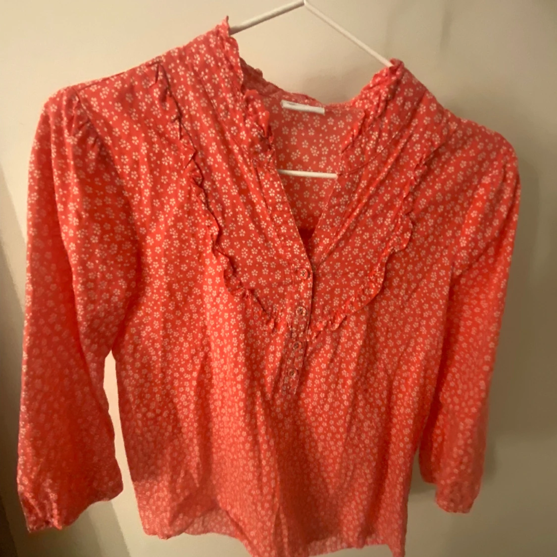 Rosa tröja med så blommor på💕