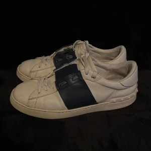 Mörkblåa Valentino Open  - Säljer dessa riktigt feta Mörkblåa Valentinos i bra skick, 6/10. Självklart följer og grejer med, skriv för fler bilder🤩Nypris 7000kr, mitt pris 2000 pga lite sliten undersida. Kolla gärna in mina andra annonser👍🏻 Fraktas inom 48h📦📩