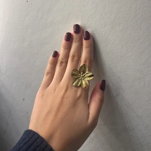 Blommig guld ring  - En jätte jätte snygg blommig guld ring som aldrig är använd för att den är för stor!. Skicket är såsom nytt och ringen är delvis justerbar som man ser på bilden. Kmr inte ihåg vart den är ifrån men tippar på att storleken är S.