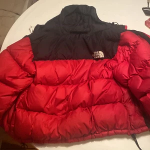 Säljer äkta the north face puffer jacket - Storlek medium passar från 165 till 180 cm längd ungefär Inga skador förutom den på sista bilden som blivit åtgärdad Ingen har märkt av skadan  Utöver den skadan är inga andra skador  Nypris 4000 