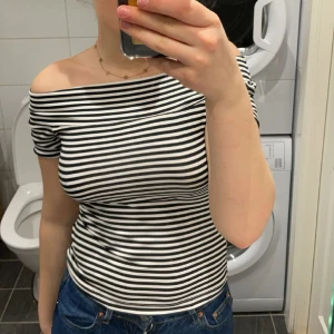 Off shoulder tröja - En strechig och mjuk Off shoulder tröja som jag köpte för inte så länge sedan. Den är i god skick!💕