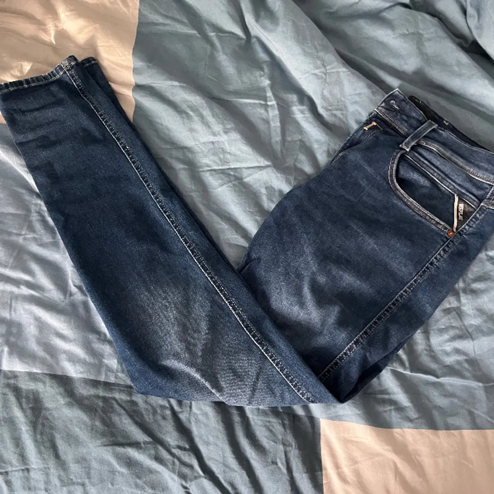 Säljer dessa Replay jeans då dem inte längre kommer till användning. Storlek 29/32, passar dig över 180. Köpta på thernlunds för 1899, mitt pris 699. Skick 9/10.. Jeans & Byxor.