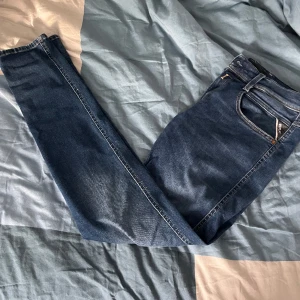 Replay anbass - Säljer dessa Replay jeans då dem inte längre kommer till användning. Storlek 29/32, passar dig över 180. Köpta på thernlunds för 1899, mitt pris 699. Skick 9/10.