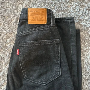 Levis jeans 70s slim straight - Jätte fina Levis 70s slim straight jeans, skulle säga att dom sitter som xs/s och bra i längden på mig som är 163🌟 Inga defekter🫶🏼