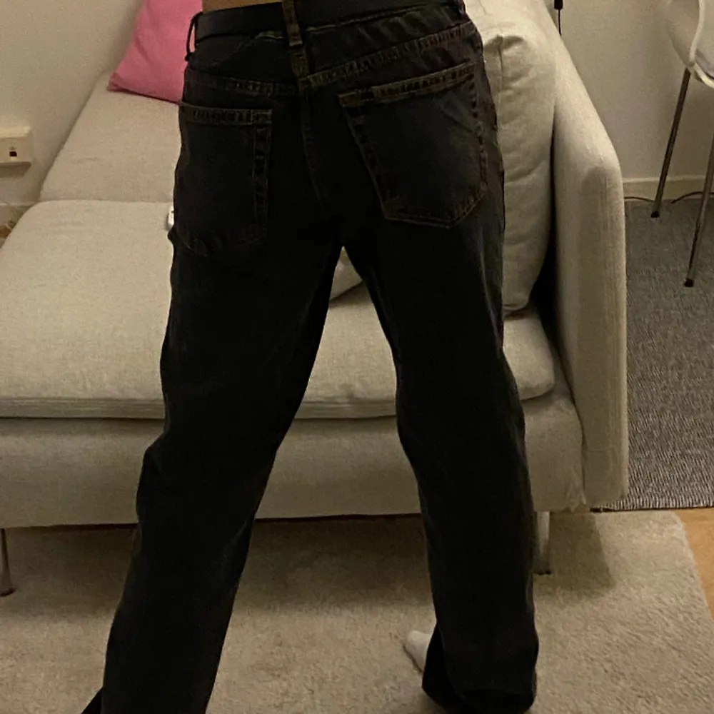 Grå/svarta jeans från hm🩷 storlek 40 så de blir lite baggy . Jeans & Byxor.