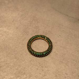 Helt oanvänd ring från Muli Collection i guldpläterat stål. Storlek 18. Nypris 499kr.   Se min profil för fler ringar i äkta silver/guld. 
