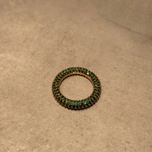 Ring Muli Collection - Helt oanvänd ring från Muli Collection i guldpläterat stål. Storlek 18. Nypris 499kr.   Se min profil för fler ringar i äkta silver/guld. 