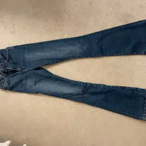 Blå bootcut jeans från bikbok, byxorna har inga defekter. Ord pris 500kr 