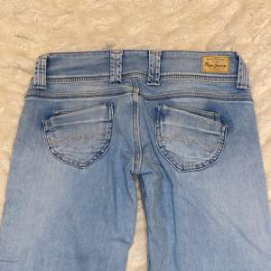 snygga trendiga pepe jeans i superfin ljusblå färg och med snygga fickor!! betalning sker via köp nu💗💗