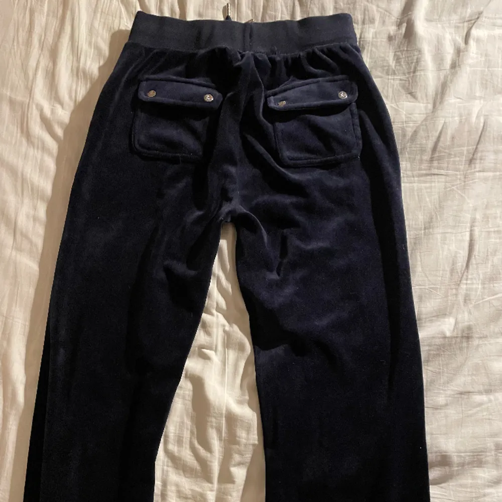 Säljer mina mörkblåa juicybyxor då de inte kommer till användning längre💕 bra skick. Jeans & Byxor.