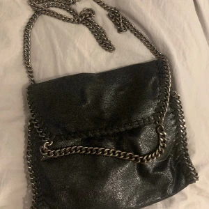 Populär väska  - Jättesnygg väska i superfint skick, måtten är cirka 20x25cm. Den som budar högst får köpa! 