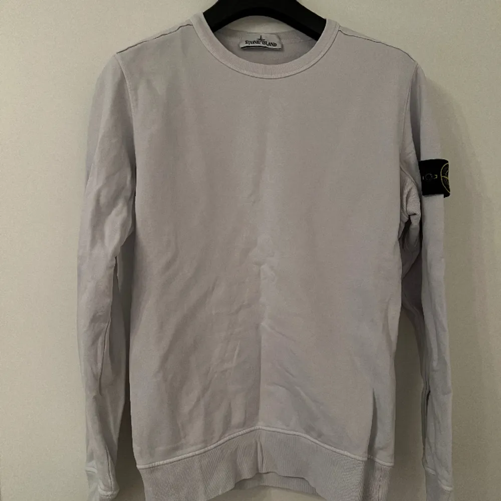 Vit sweatshirt från Stone Island, använt skick och väl omhändertagen. Nypris 2.900:- säljes för 1.000:- . Tröjor & Koftor.