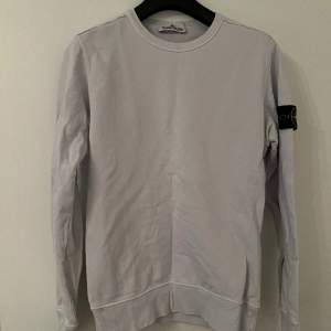 Vit sweatshirt från Stone Island, använt skick och väl omhändertagen. Nypris 2.900:- säljes för 1.000:- 