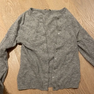 Kofta - Grå kofta, två hål, ett som jag har sytt Står ingen storlek men gissar på S/xs