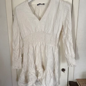 ZARA KLÄNNING 500 KR - Säljer super fin somrig zara klänning i linne, köpt för 700 använd en gång, fler bilder privat, perfekt till student eller konfirmation ⚡️🍸🫒🥳