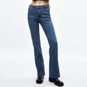Zara bootcut jeans i mörkblå