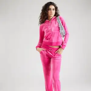 Säljer denna rosa juicy couture kofta. Köpt för nått år sen men använt bara två gånger. Så helt nytt skick. Ny pris: 1299kr Hör av er om ni är intresserad🩷🩷