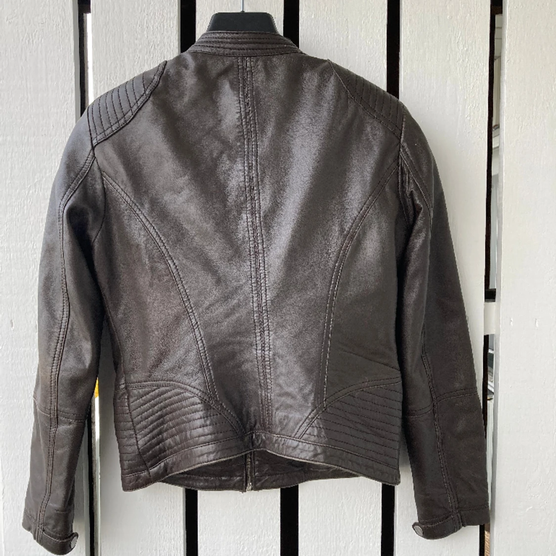 Snygg mörkbrun skinnjacka  - 90