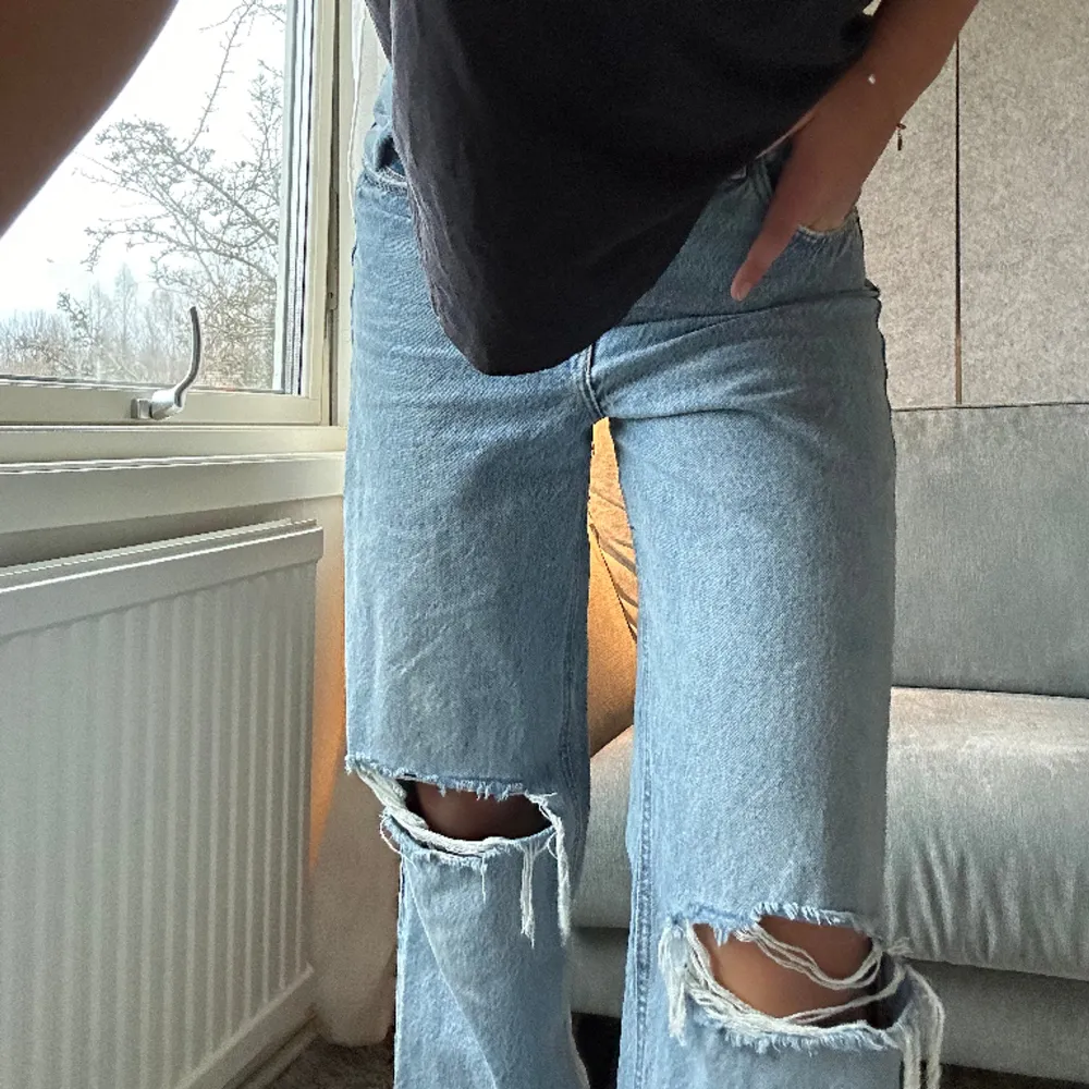 Jättesnygga loose jeans som är långa i benen. I bra skick🩵. Jeans & Byxor.
