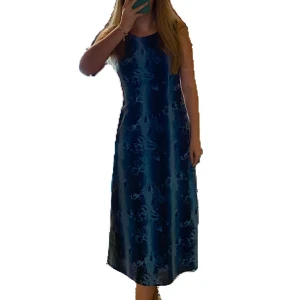 Maxiklänning - Så fin blå maxiklänning🩵 Bekväm, har inbyggd underkjol och inga defekter! Perfekt för våren och sommaren. Dragkedja på ryggen samt ett bälte som man kan knyta fram eller bak💙