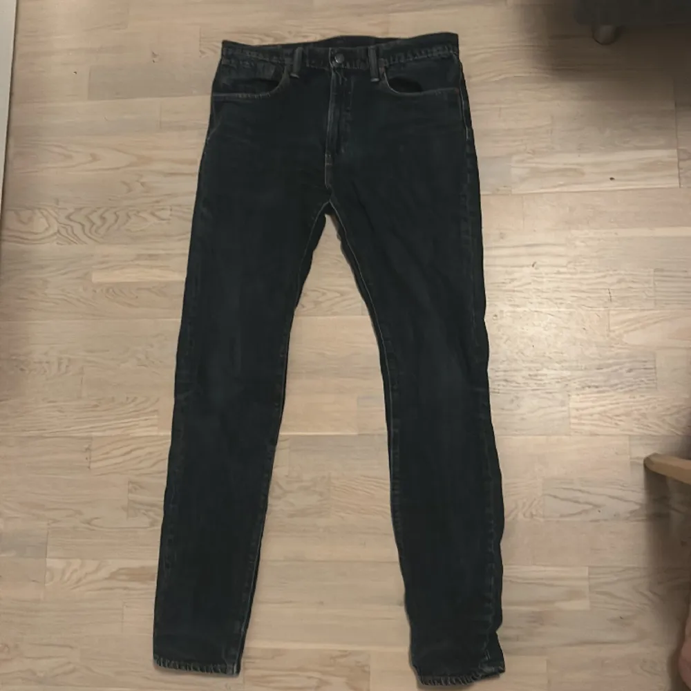 Ett bra par jeans som har använts ett dussintal gånger. Storlek W:31 L34 Färg svart. Nypris 900kr . Jeans & Byxor.