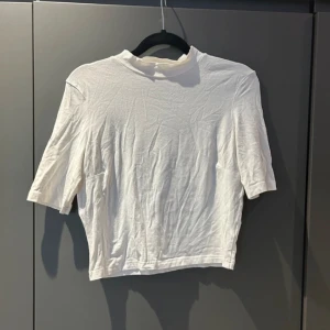 Vit topp - Jätte fin halvärmad med en låg polo! Mycket fint skick! Från Monki