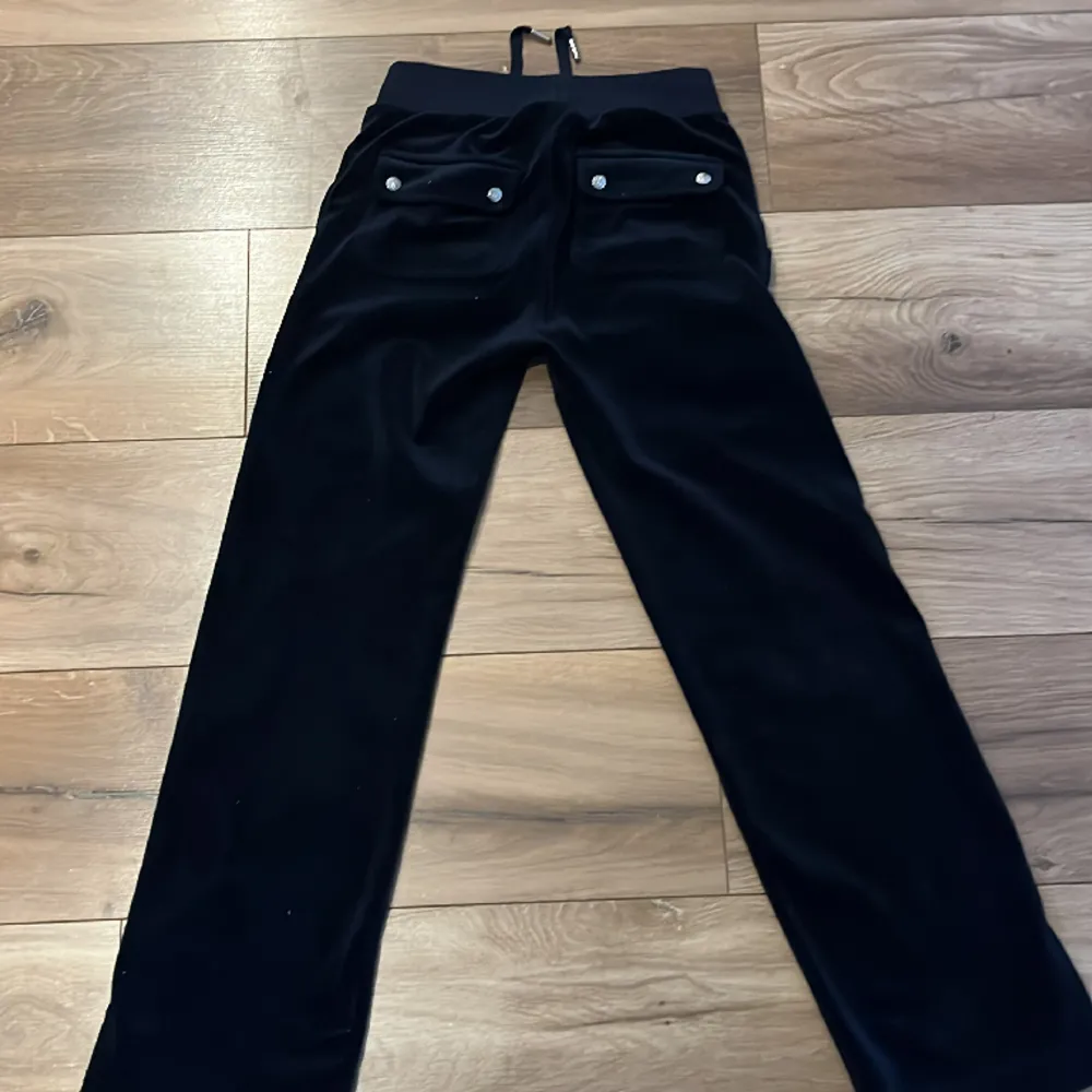 Marinblå byxa innermått ben 69cm Storlek xxs. Jeans & Byxor.