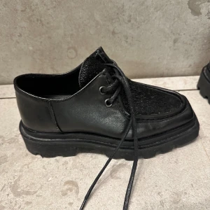 Rodebjer skor  - Rodebjer skor i bra skick. Använda fåtal gånger. Fler bilder kan skickas. Skin och bra material. Större i storleken så passar både 36 & 37 skulle jag säga.  Nypris: 3500:- 