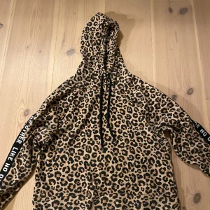 Leopard hoodie / magtröja  - Är i väldigt bra skick, knappt använd och mjukt material 