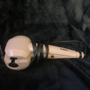 Locktång  - En locktång från babyliss. Den är knappt använd och finns i din original box. Funkar jätte bra och är väldigt smidig speciellt för dom som har lite svårare att locka håret