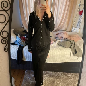 pyjamas  - as snygg pyjamas svart med vita detaljer underdel och överdel 