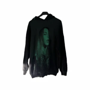 Billie Eilish hoodie Bershka  - Billie Eilish merch från Bershka, säljer för 60kr! Köparn betalar frakten, kan även mötas i Hällefors eller Örebro. 