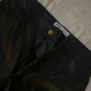 skinnbyxor med slits från Zara😍 - jätte snygga skinnjeans från zara med slits, kan skicka bild med dem på💘💘💘