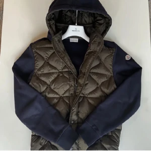 Moncler cardigan  - Säljer nu min cardigan då jag vill köpa ny den är i bra skick 9/10 finns en fläck men inte värsta, annars e den som ny. Skriv pm om du är intresserad eller har frågor🤙