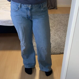 Jeans - Lågmidjade jeans från Lager 157 I modellen Low Rider Jag är ca 165-166 cm