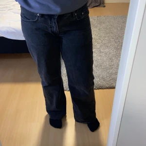 Jeans - Lågmidjade jeans från Lager 157 i modellen Low Rider  Jag är ca 165-166 cm 