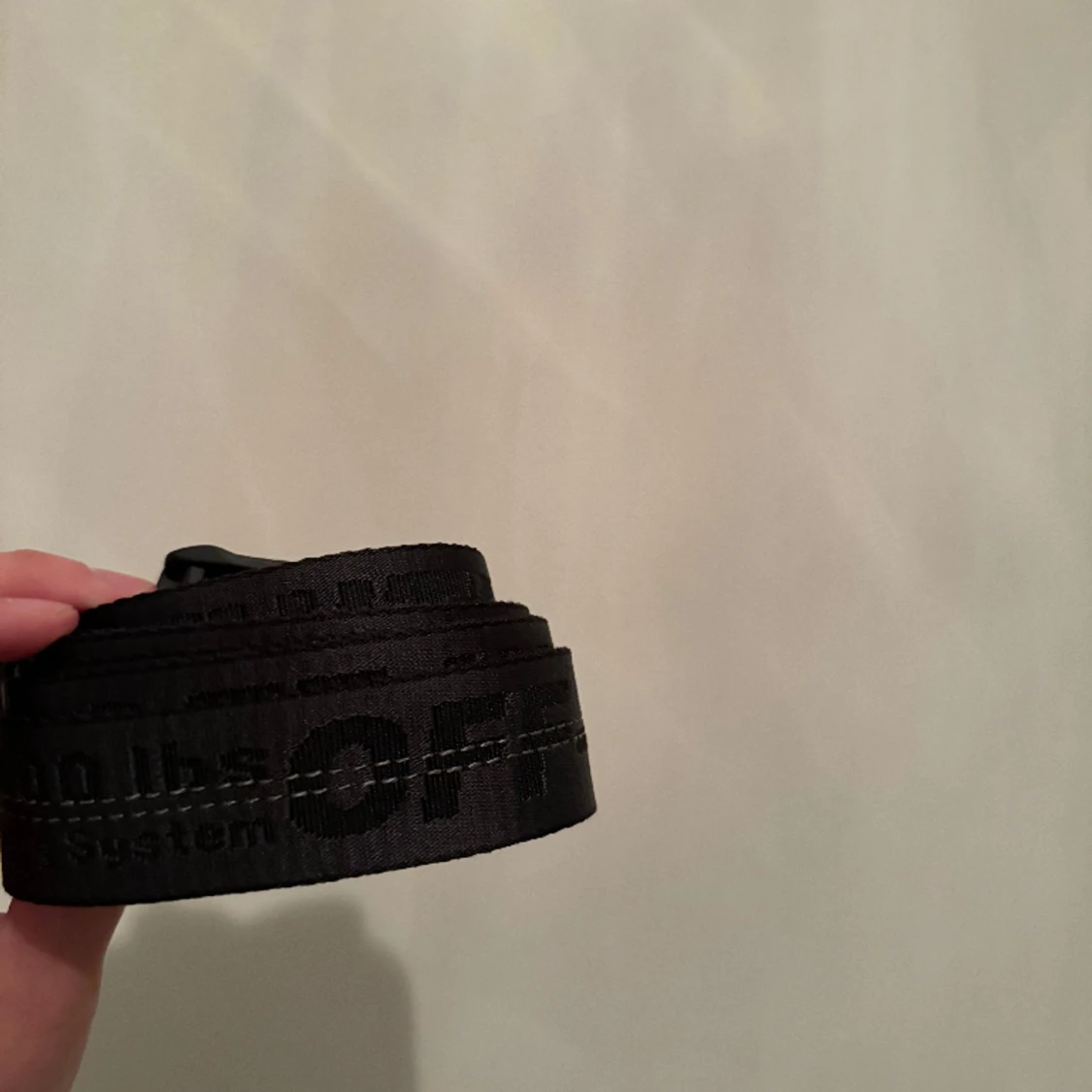 Svart off-white bälte