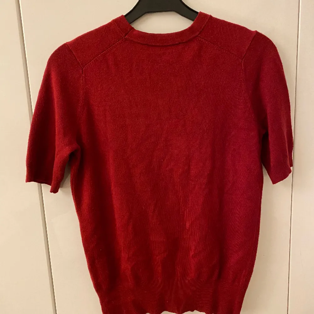 Röd stickad t-shirt från Zara! Fint skick och supersnygg! . T-shirts.