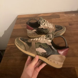Valentino rockrunners| 38 - Hej, säljer dessa jätte fina valentino rockrunners ny pris ungefär 7-8 tusen storlek 38 passar även 37| Tecken på andvändning men inga rejäla skador på skorna tveka inte vid funderingar