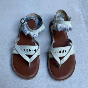 Sommarskor - Snygga sommarskor! Amerikansk storlek 6 1/2💕Pris kan diskuteras❤️