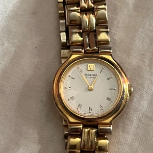 Seiko vintage Quartz  - Nu säljes denna Vintage Seiko Quartz damur från 80-talet! Perfekt födelsedagspresent eller nu lagom till alla hjärtans dag eller om du vill unna dig själv en elegant klocka!