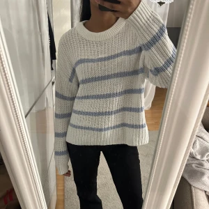 Stickad tröja - Randig stickad tröja i väldigt bra skick