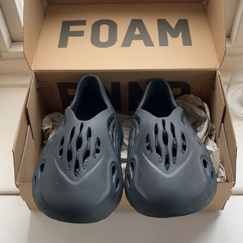 Säljer dessa foam runners för att dom inte används har haft dom 2-3 gånger. Dom är köpta från Merchsweden i Somras för 3500kr mitt pris 2999 storlek 8/42 Färg:mineral blue. Skor.