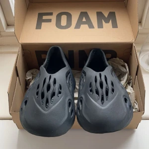 Yeezy foam runners  - Säljer dessa foam runners för att dom inte används har haft dom 2-3 gånger. Dom är köpta från Merchsweden i Somras för 3500kr mitt pris 2999 storlek 8/42 Färg:mineral blue