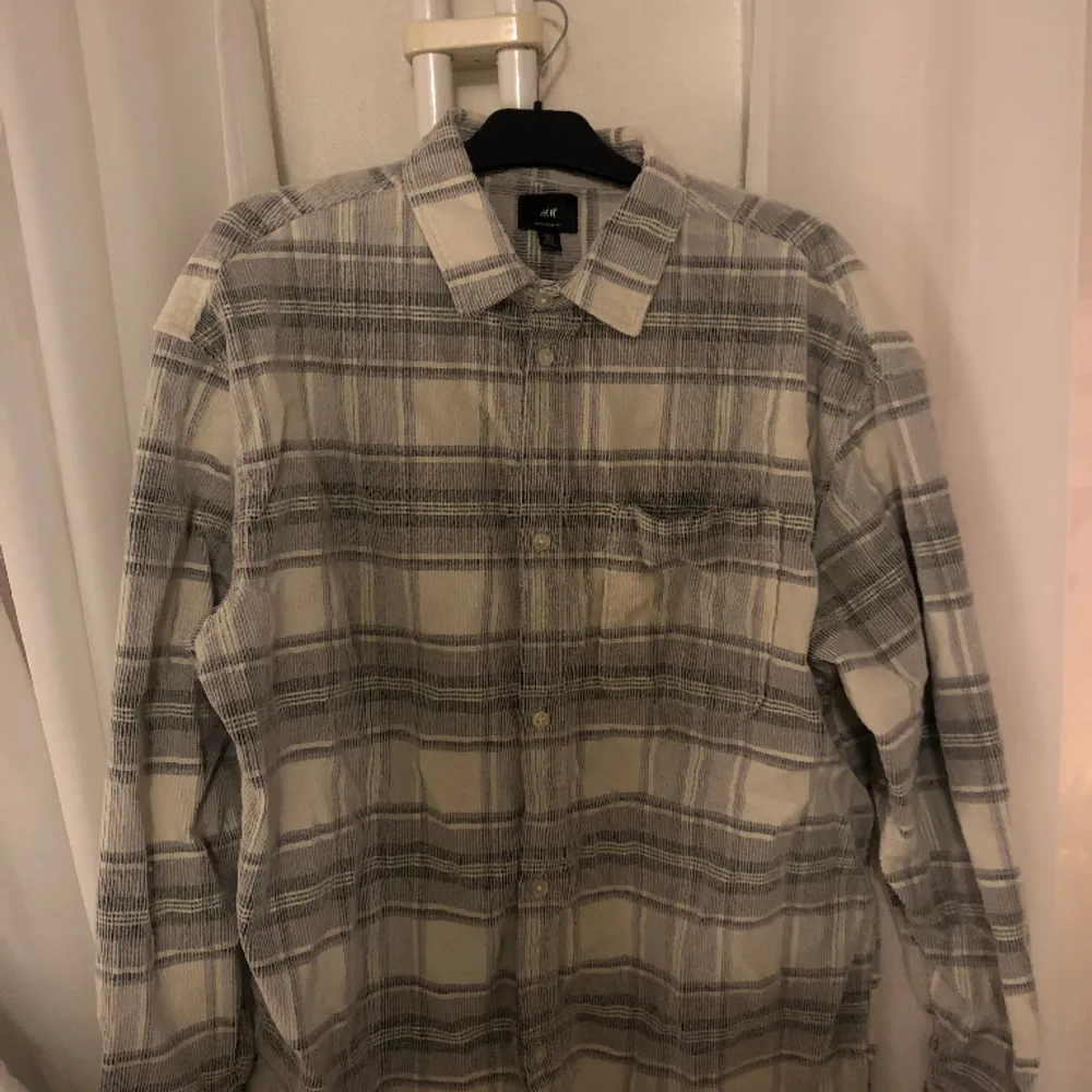 Over shirt från H&M som är oversized och storlek L. Den är i gott skick då jag bara använt den fåtal gånger.. Skjortor.