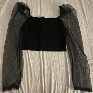 zara topp - festlig topp från zara, sitter jätte fint och har knappast använts 💗