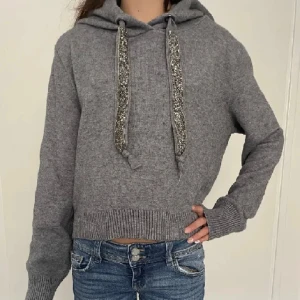 Stickad hoodie - En jättecool stickad hoodie fårn zara med glittriga band. Skriv vid frågor eller bilder. Lånad bild.